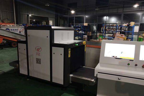 圓通快遞正在使用創藝龍安檢機檢測